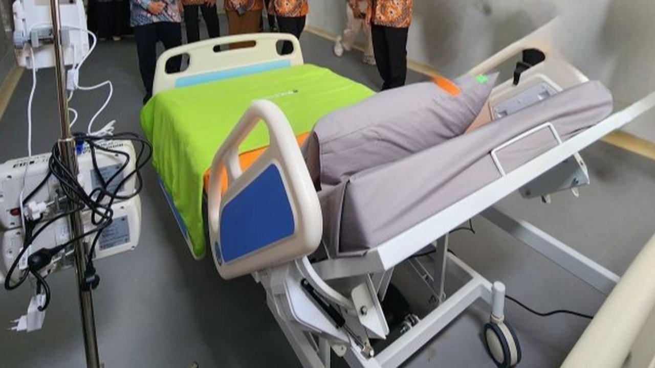 Pemkab Garut resmikan gedung rawat inap baru di RSUD dr. Slamet untuk meningkatkan pelayanan kesehatan masyarakat, dilengkapi berbagai fasilitas dan standar pelayanan kelas yang merata.