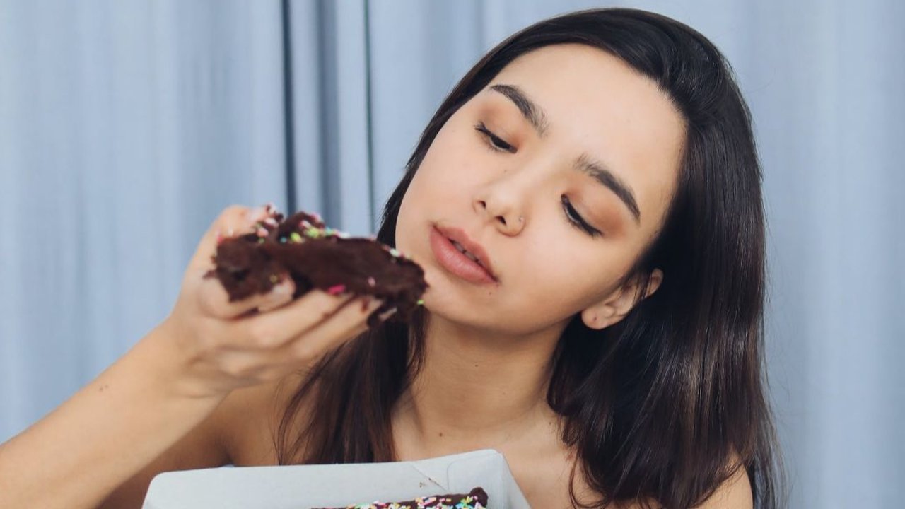 Mengonsumsi makanan manis bisa bikin ketagihan, namun dampaknya pun sangat buruk bagi kesehatan. Kontrol nafsu makan makanan manis dengan cara ini.