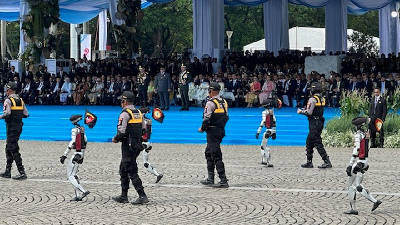 Momen Unik Robot Polisi Humanoid Beri Hormat ke Prabowo di HUT Ke-79 Bhayangkara