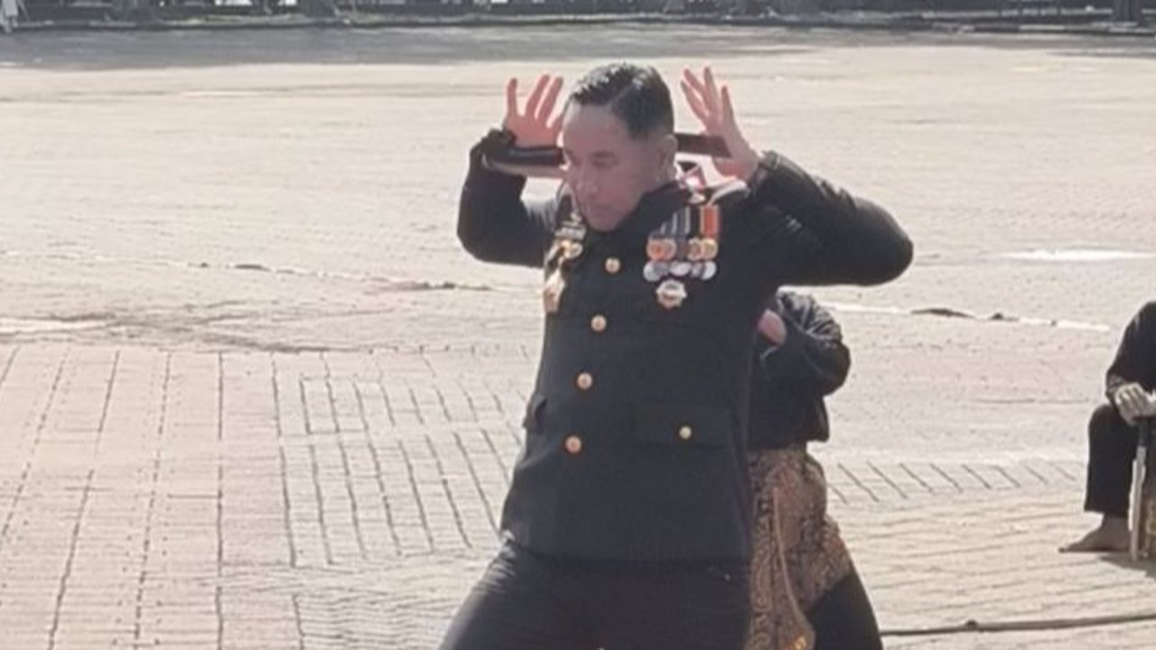 Aksi Mengerikan Kapolda Banten, Bengkokkan Golok Pakai Kepala hingga Jadi Sorotan