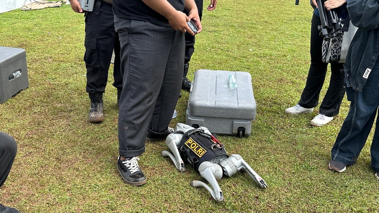 Melihat Lebih Dekat Operasional Robot Anjing K9, Kendali Layaknya Konsol Game