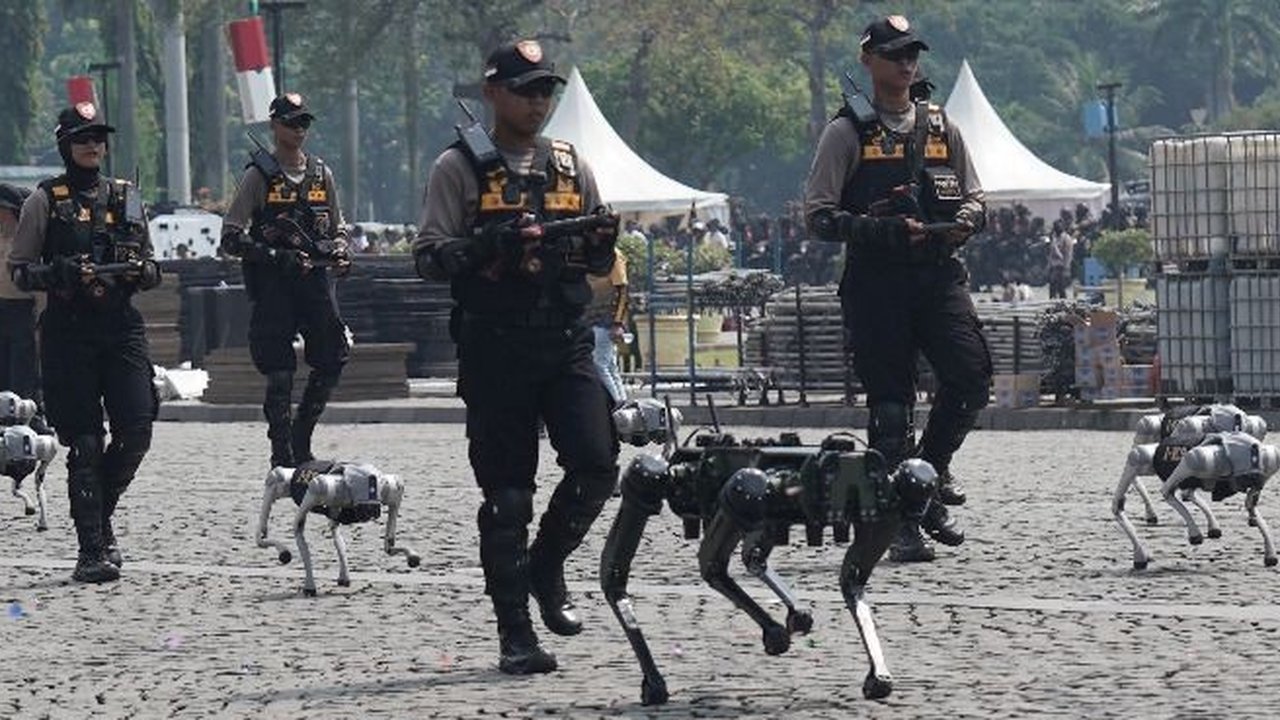 Momen Unik Robot Polisi Humanoid Beri Hormat ke Prabowo di HUT Ke-79 Bhayangkara