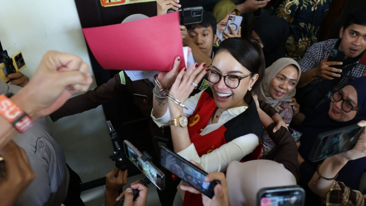 Nikita Mirzani saat menghadiri sidang eksepsi (nota keberatan) di Pengadilan Negeri Jakarta Selatan terkait kasus pemerasan dan pengancaman bos perawatan kulit (skincare), Reza Gladys., Selasa (01/07/2025)