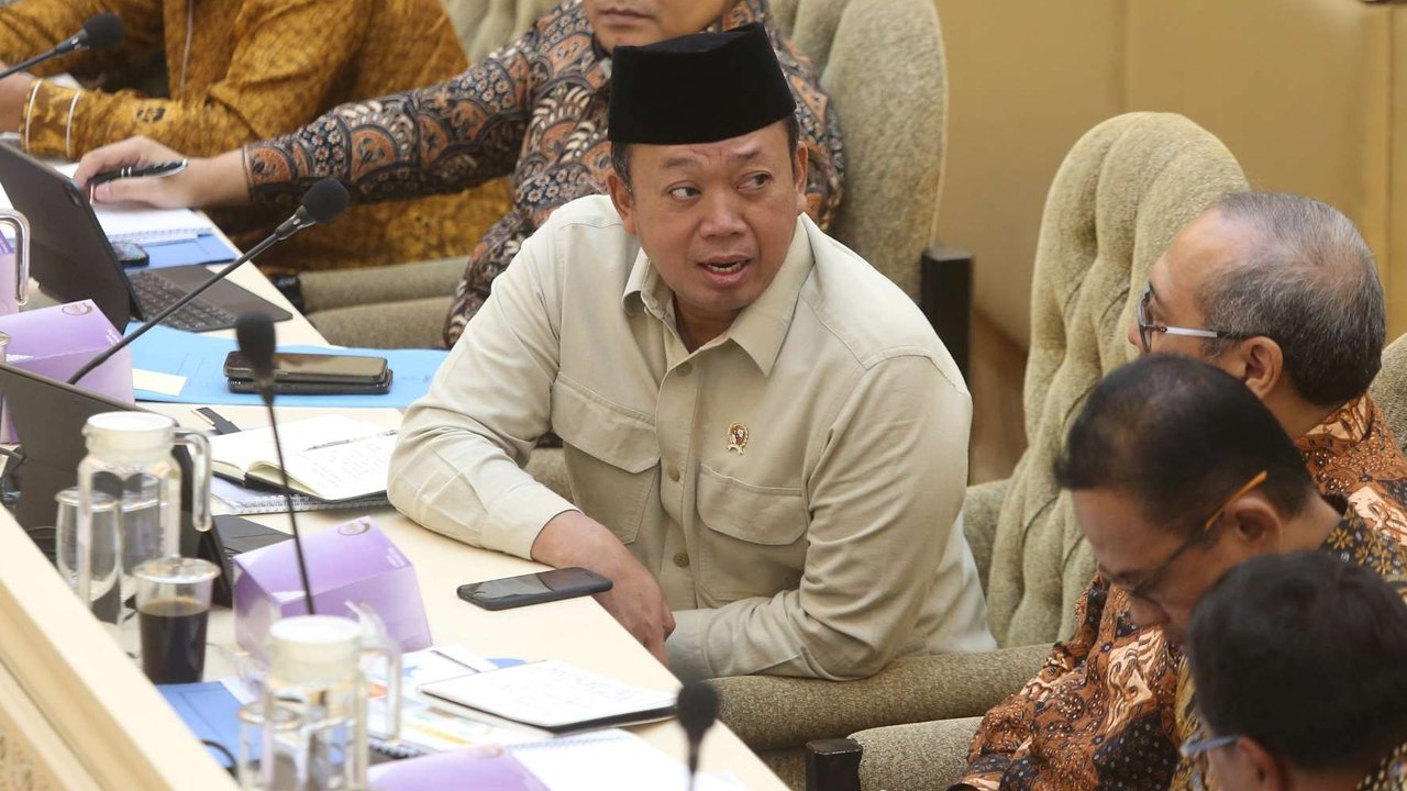 Menteri Agraria dan Tata Ruang (ATR) Nusron Wahid mengikuti rapat kerja dengan Komisi II DPR RI di Kompleks Parlemen, Senayan, Jakarta, Kamis (30/1/2025).