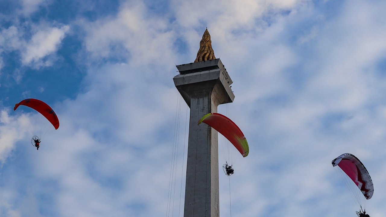 VIDEO: Prabowo Terpukau, Lihat Aksi Penerjun Hiasi Langit Monas Saat HUT Bhayangkara