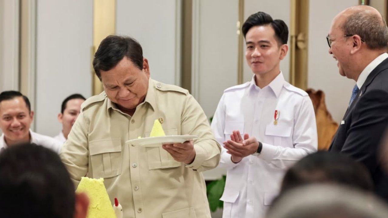VIDEO: Momen Prabowo Ditemani Gibran Potong Tumpeng Resmikan Kantor Danantara