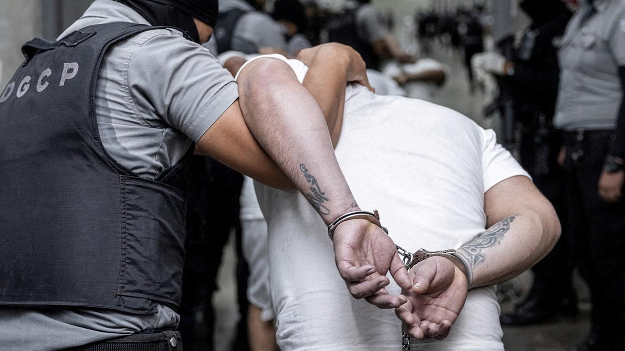 Kedatangan terduga anggota geng Venezuela Tren de Aragua yang dideportasi oleh pemerintah AS untuk dipenjara di penjara Pusat Penahanan Terorisme (CECOT) di Bandara Internasional El Salvador di San Luis Talpa, El Salvador, (16/03/2025)