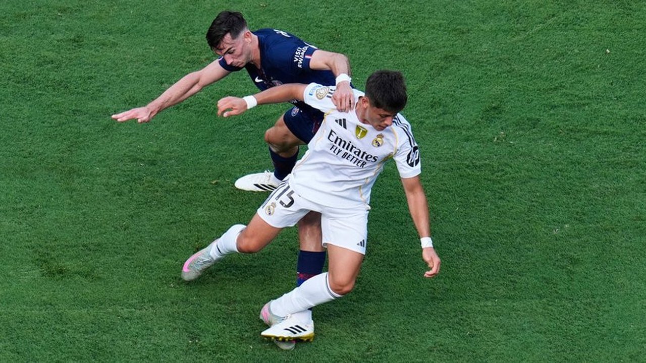 Luka Modric tertunduk lesu ketika Real Madrid kandas dari PSG pada semifinal Piala Dunia Antarklub 2025. (FRANCK FIFE / AFP)