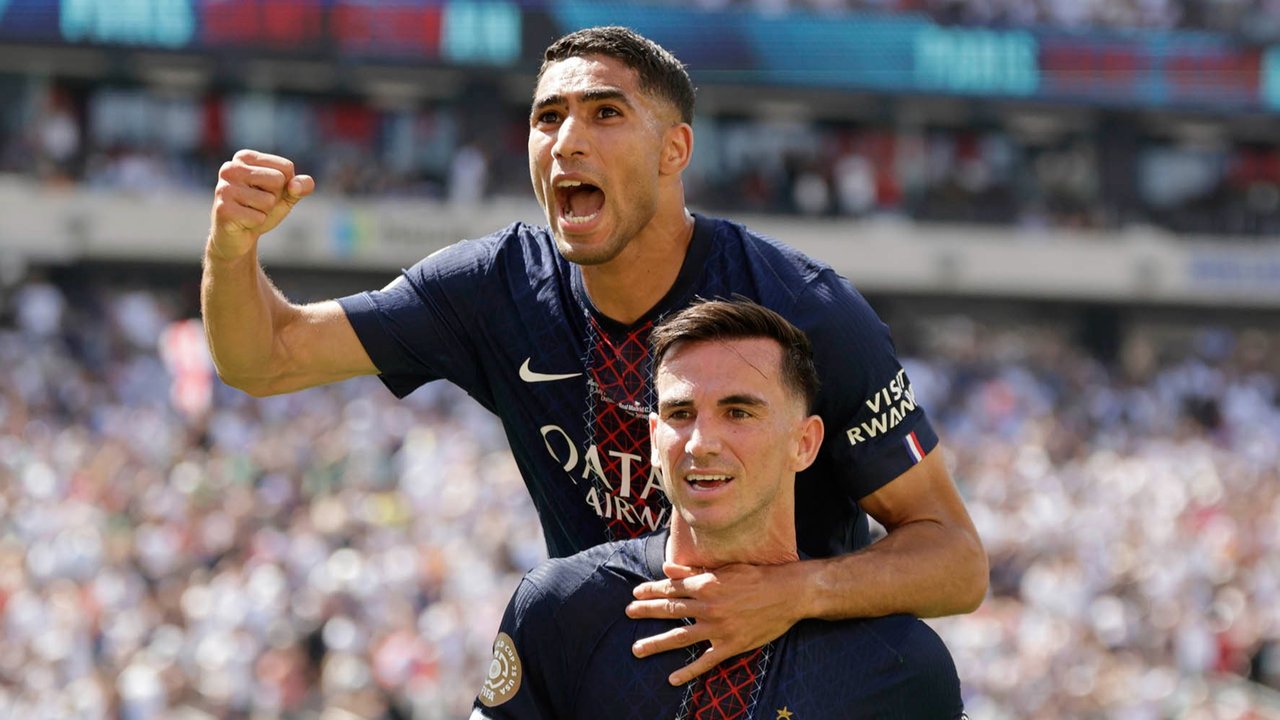 Pemain PSG Fabian Ruiz dari Paris Saint-Germain (bawah) merayakan golnya bersama rekan setimnya Achraf Hakimi setelah mencetak gol ketiga bagi timnya dalam pertandingan semifinal Piala Dunia Antarklub antara PSG dan Real Madrid di East Rutherford, New Jersey, Rabu (09/07/2025).
