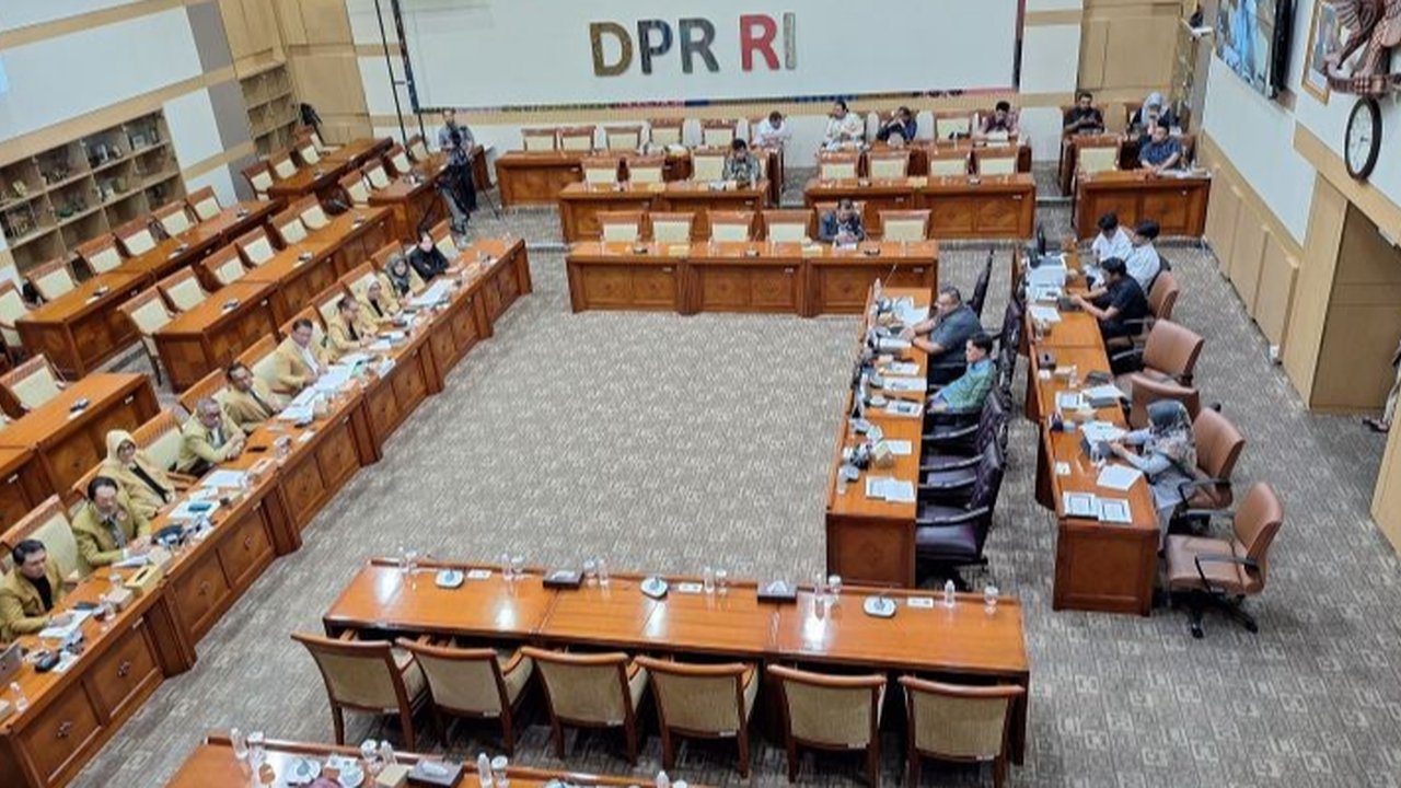 Komisi III DPR RI menerima 130 masukan dari Ikadin terkait RUU KUHAP, dengan fokus utama pada keadilan restoratif dan data tunggal penerima.