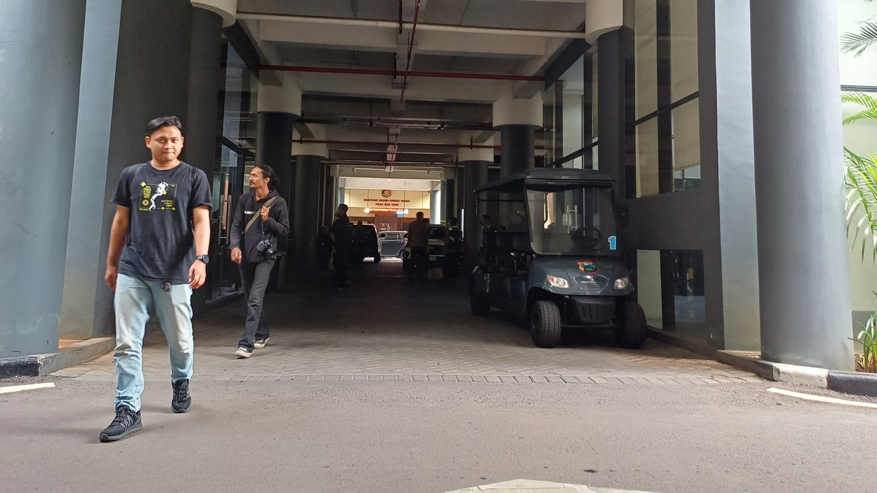 Khofifah Masuk Mapolda Jatim Lewat Pintu Belakang