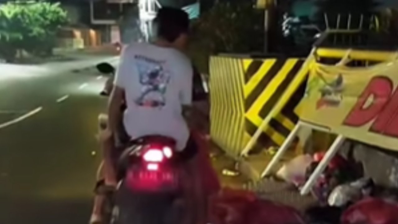 Pria Ini Bikin Orang-Orang Kapok Buang Sampah Sembarangan di Pinggir Jalan, Direkam Biar Viral Karena Bikin Banjir