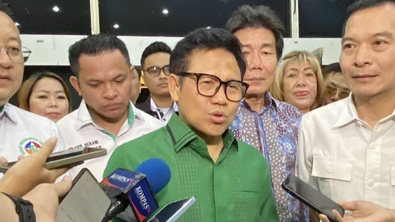 Menko PMK Muhaimin Iskandar menolak wacana Gubernur Jawa Barat yang mensyaratkan vasektomi untuk penerima bansos, menegaskan pemerintah daerah tak boleh membuat aturan sendiri.