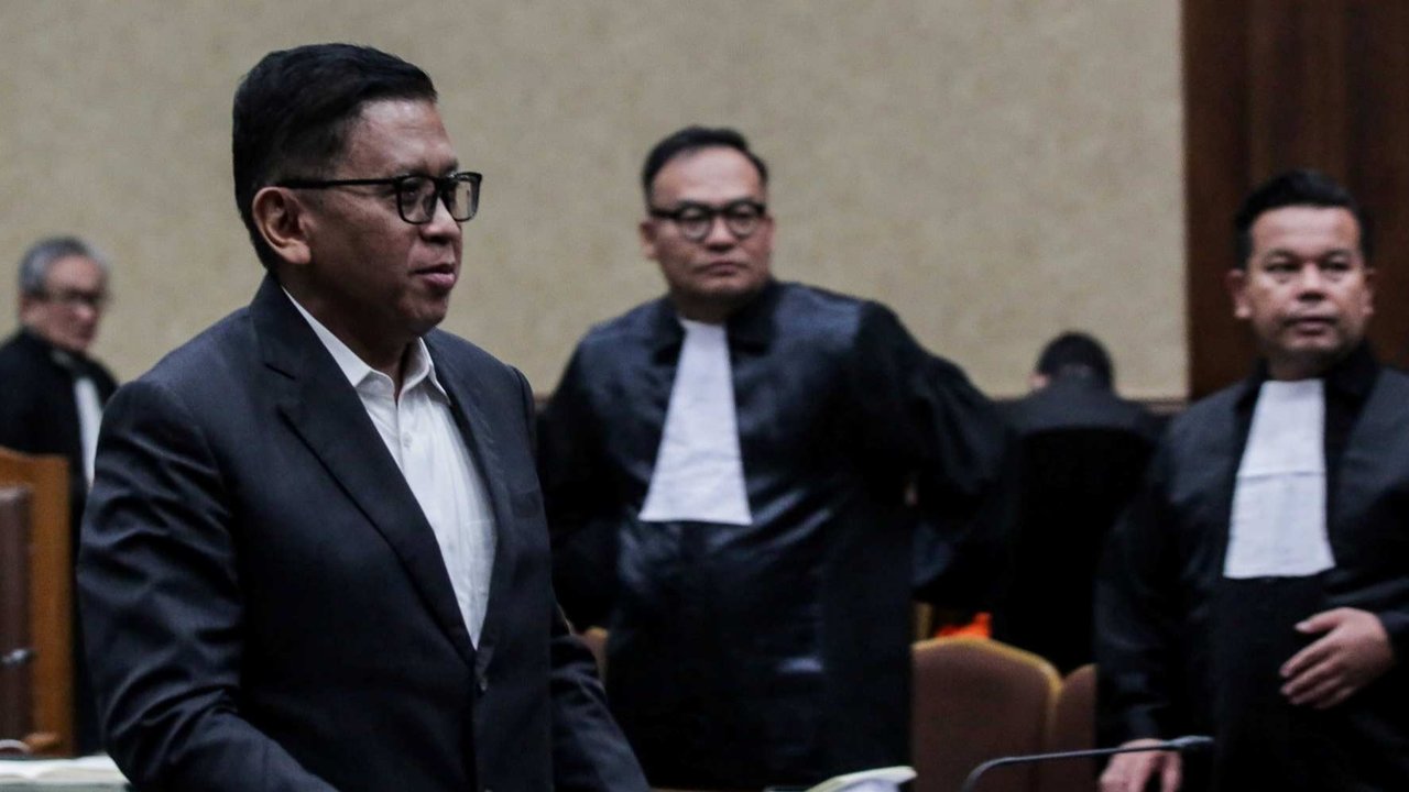 Terdakwa Hasto Kristiyanto saat menjalani sidang lanjutan dengan agenda pembacaan tuntutan terkait kasus dugaan suap pergantian antarwaktu (PAW) untuk anggota DPR Harun Masiku dan perintangan penyidikan di Pengadilan Tipikor, Jakarta, Kamis (3/7/2025).