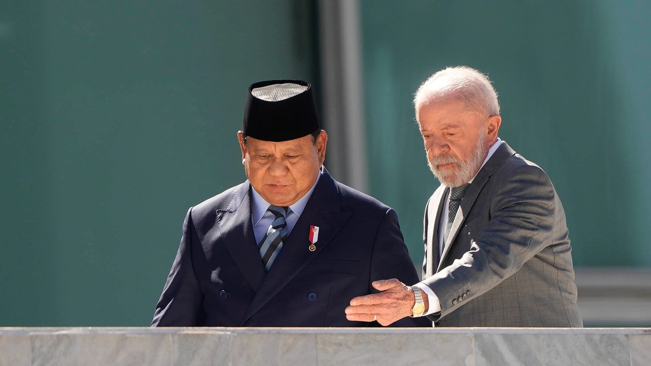 Presiden Indonesia Prabowo Subianto bersama Presiden Brasil Luiz Inácio Lula da Silva saat penghormatan militer di Istana Kepresidenan Planalto,  Brasil, Rabu, (09/07/2025).