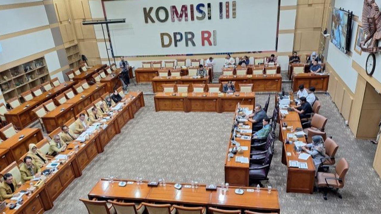 Komisi III DPR RI menerima 130 masukan dari Ikadin terkait RUU KUHAP, dengan fokus utama pada keadilan restoratif dan data tunggal penerima.