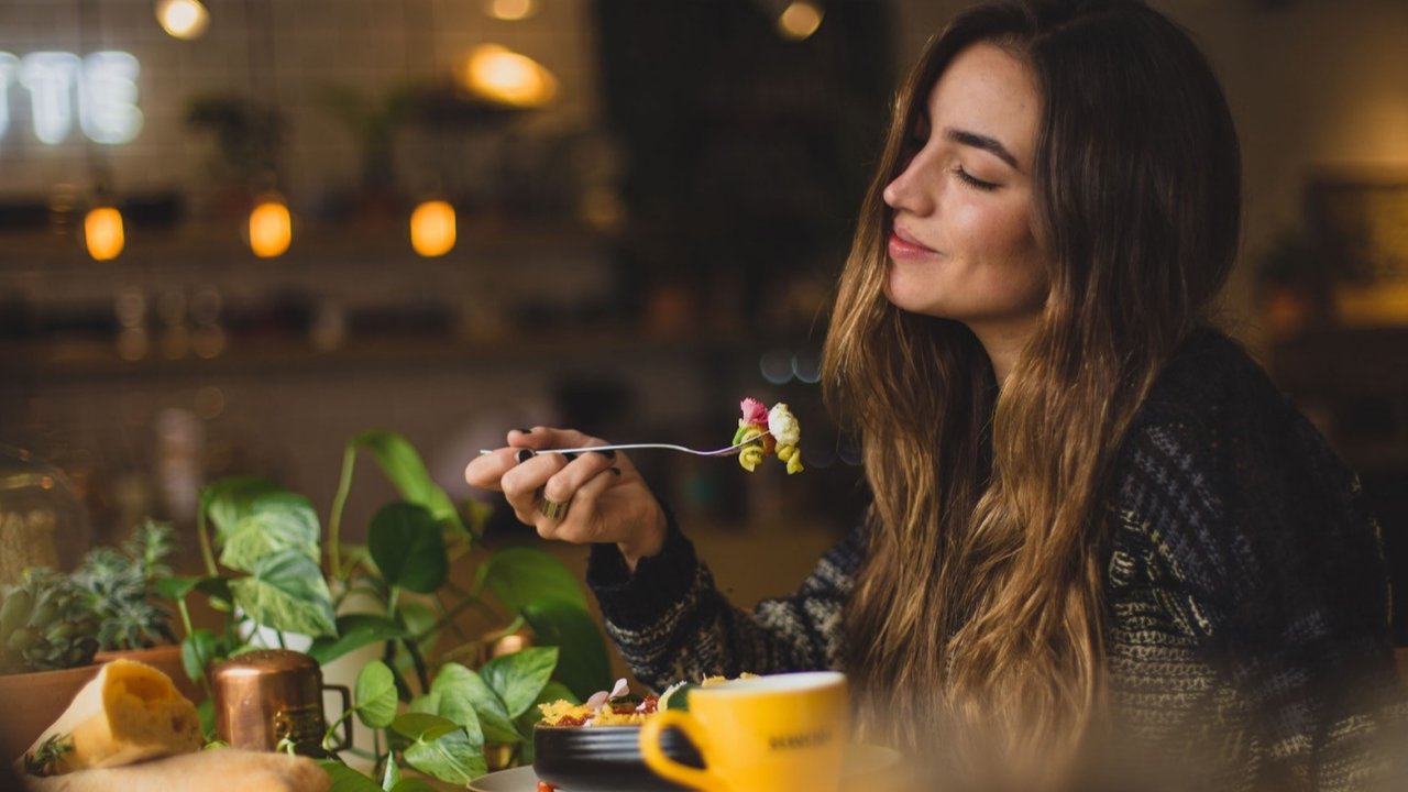 Ilustrasi makan makanan sehat. (Photo by Pablo Merchán Montes on Unsplash)