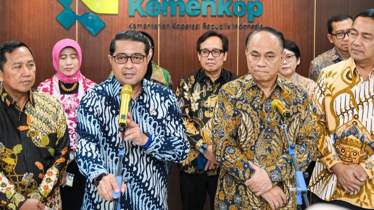 Menteri Ekraf Teuku Riefky Harsya dan Menkop Budi Arie Setiadi teken MoU