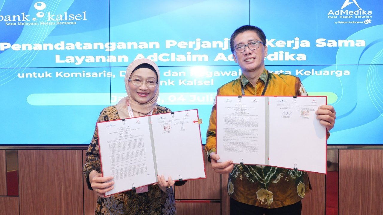 Direktur Utama AdMedika Dian Prambini (kiri) dan Direktur Utama BPD Kalsel Fachrudin (kanan)  saat acara penandatanganan Kesepakatan kerja sama