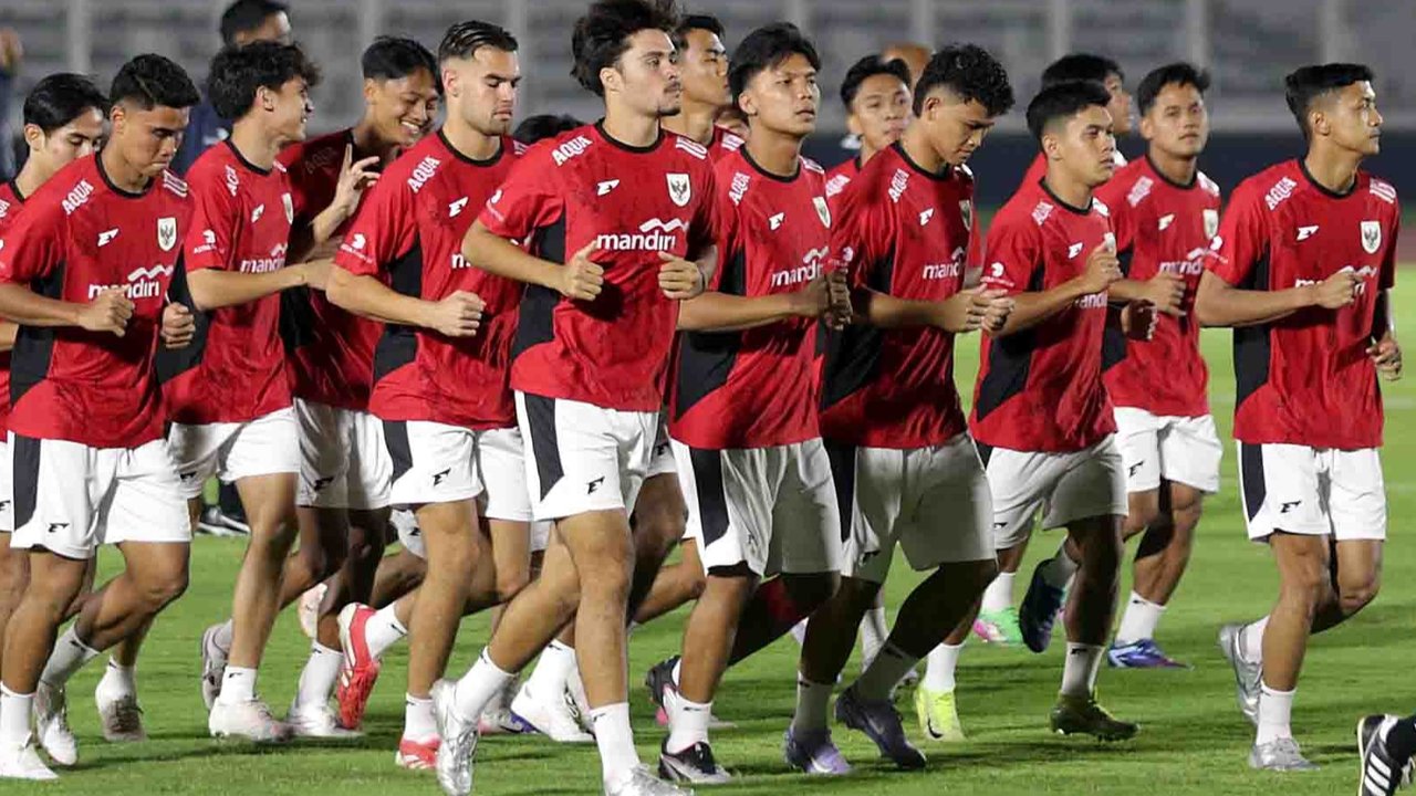 Sejumlah pemain Timnas Indonesia U-23 mengikuti  sesi latihan di Stadion Madya, Kompleks Gelora Bung Karno, Senayan, Jakarta, Kamis (10/07/2025).