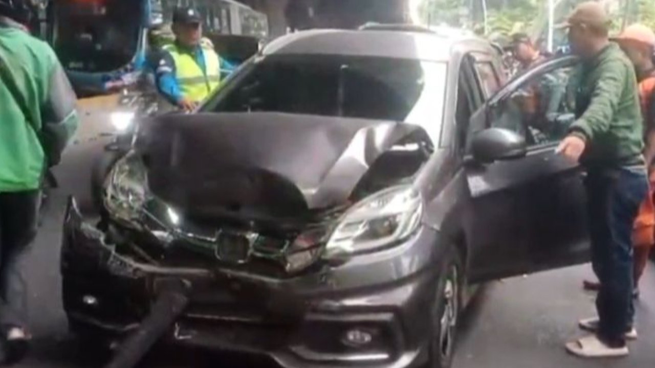Kecelakaan Beruntun 7 Kendaraan di Jaktim
