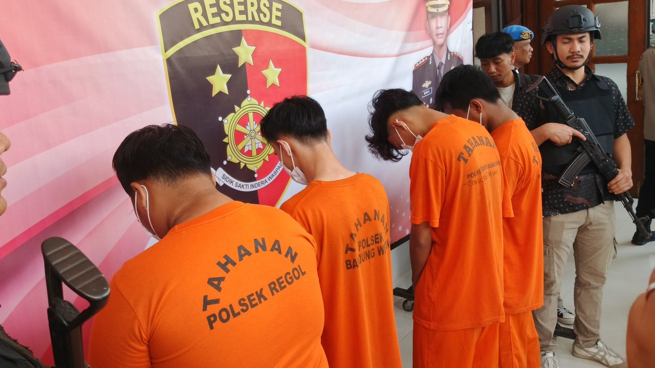Empat anggota kelompok PSHT tersangka pengeroyokan warga Bandung, dihadirkan dalam konferensi pers di Mapolrestabes Bandung, Jumat (11/7)