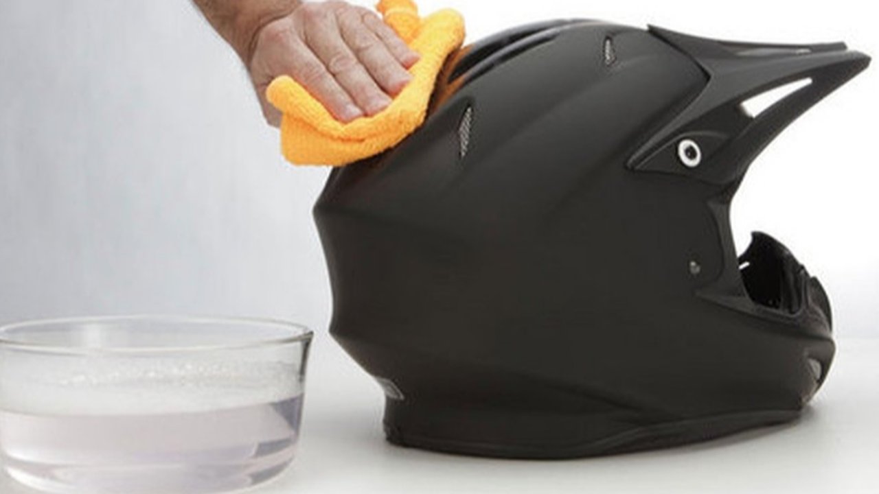 Ilsutrasi membersihkan helm. (Honda Powersports)