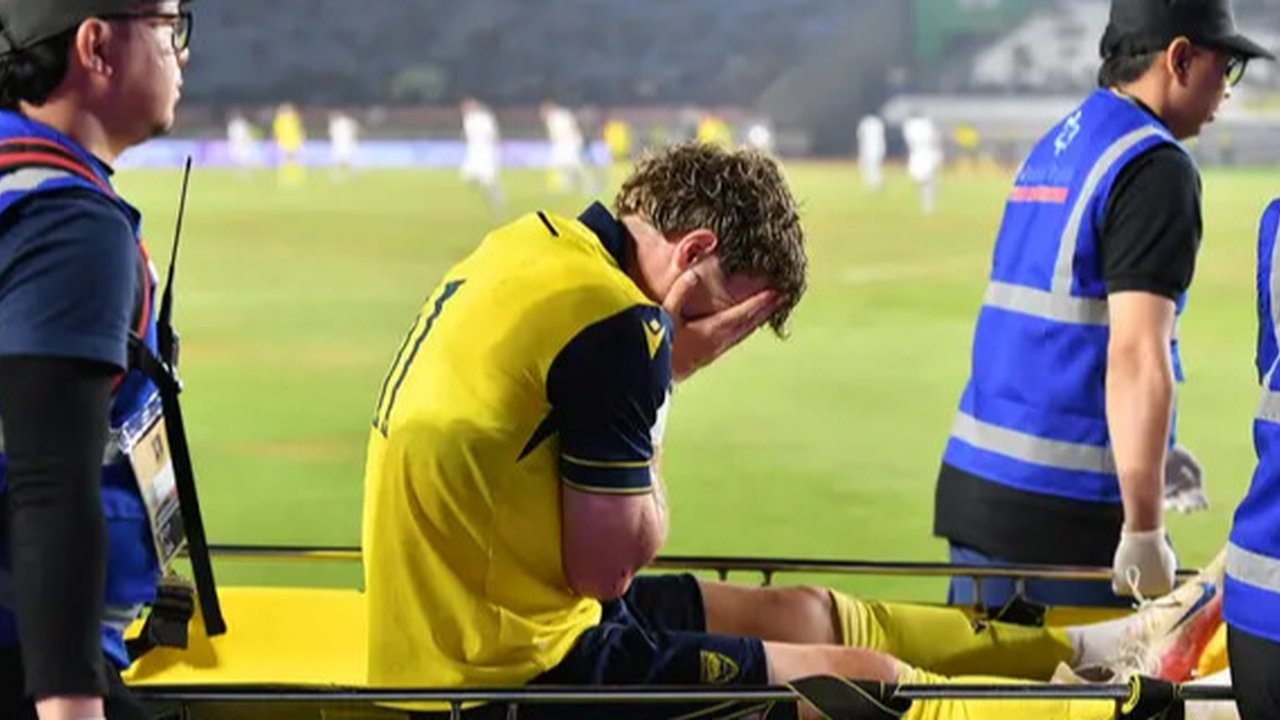 Penyerang Oxford United, Ole Romeny, mengalami cedera saat timnya bersua Arema FC pada laga lanjutan Grup A Piala Presiden 2025 di Stadion Si Jalak Harupat, Kabupaten Bandung, Kamis (10/7/