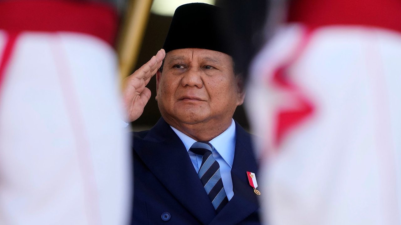 Presiden Indonesia Prabowo Subianto bersama Presiden Brasil Luiz Inácio Lula da Silva saat penghormatan militer di Istana Kepresidenan Planalto,  Brasil, Rabu, (09/07/2025).