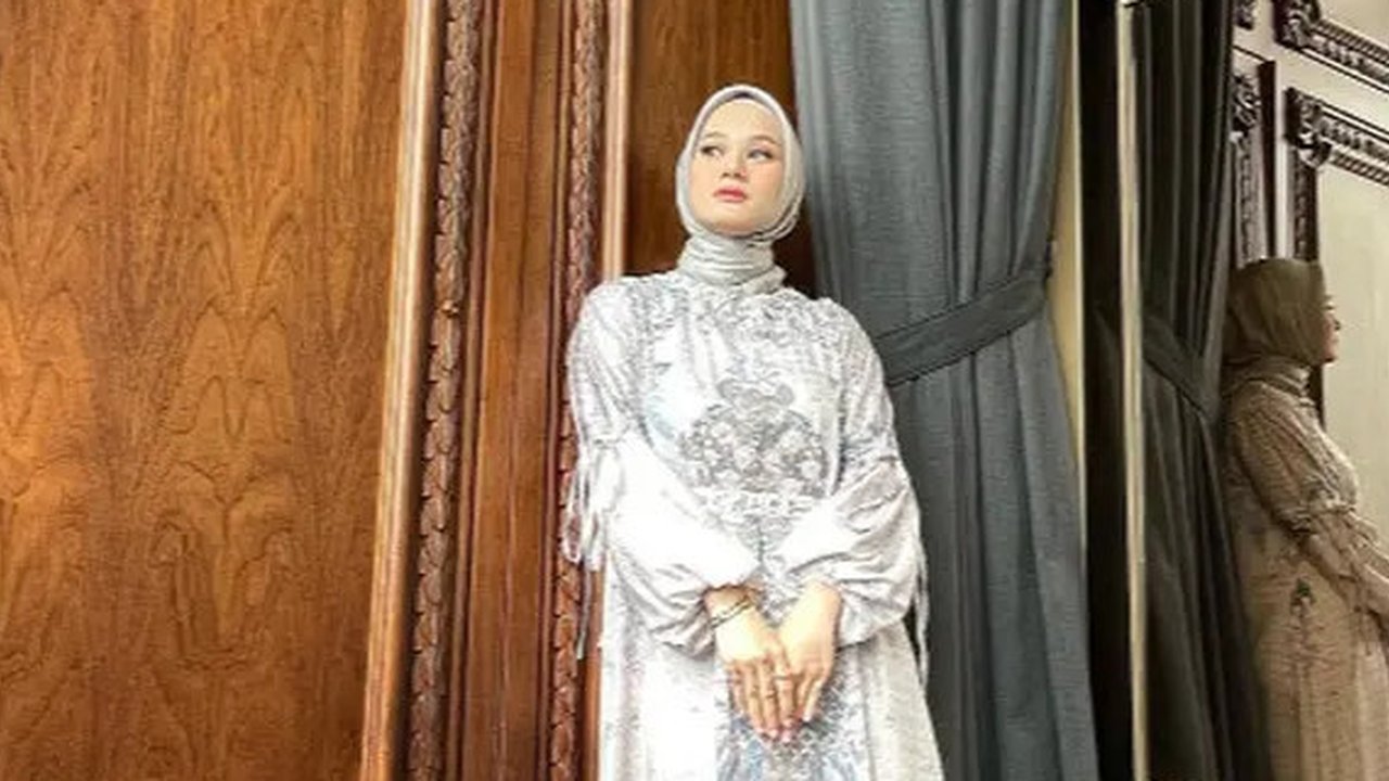 Gaun Long Dress Simpel Anggun ala Dinda Hauw (sumber: suara.com)