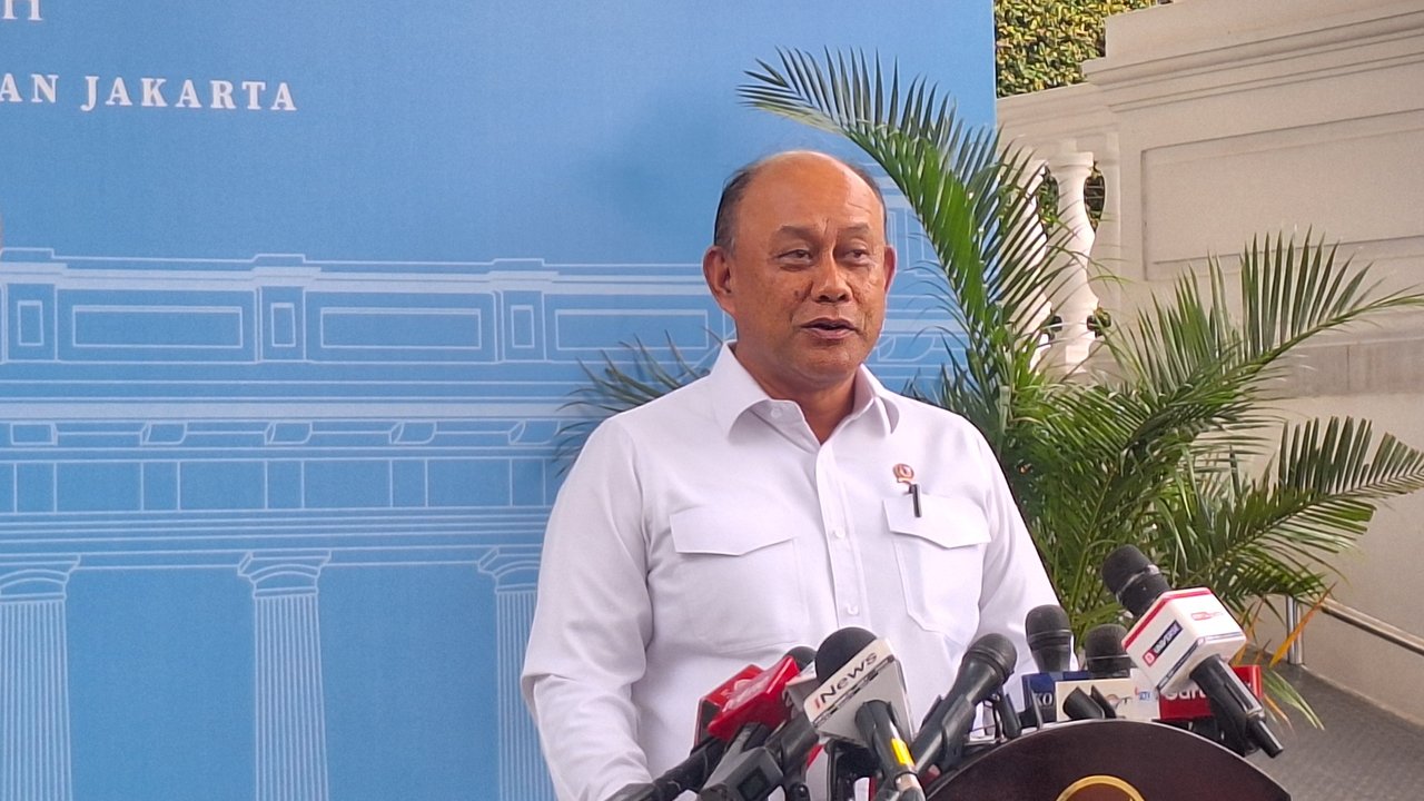 Menteri Bidang Pemberdayaan Masyarakat, Abdul Muhaimin Iskandar mengecek makanan program MBG di Dapur SPPG BUMDes Tridadi Makmur, Sleman. (Liputan6.com/Dicky Agung Prihanto)