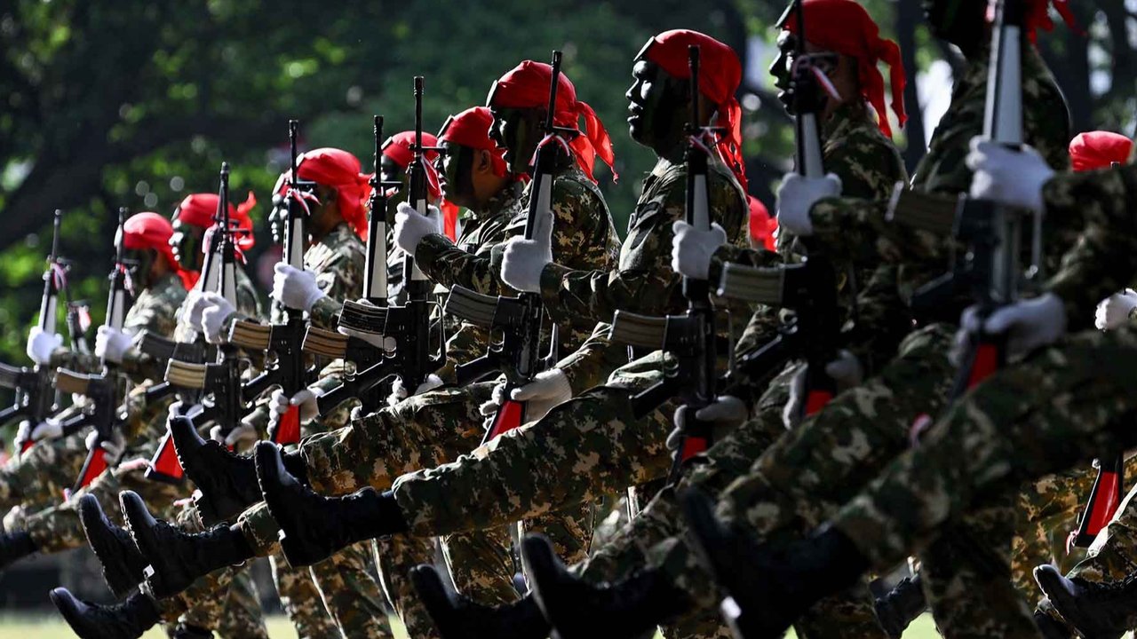 Para taruna Komponen Cadangan (Komcad) Tentara Nasional Indonesia (TNI) mengikuti upacara wisuda setelah tiga bulan menjalani latihan dasar militer di Banda Aceh, Sabtu (12/07/2025).