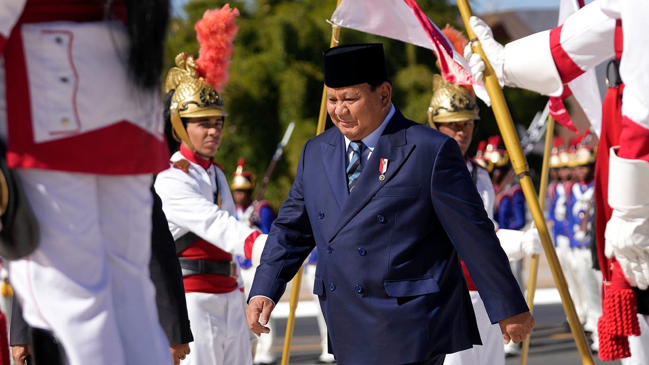 Presiden Indonesia Prabowo Subianto bersama Presiden Brasil Luiz Inácio Lula da Silva saat penghormatan militer di Istana Kepresidenan Planalto,  Brasil, Rabu, (09/07/2025).