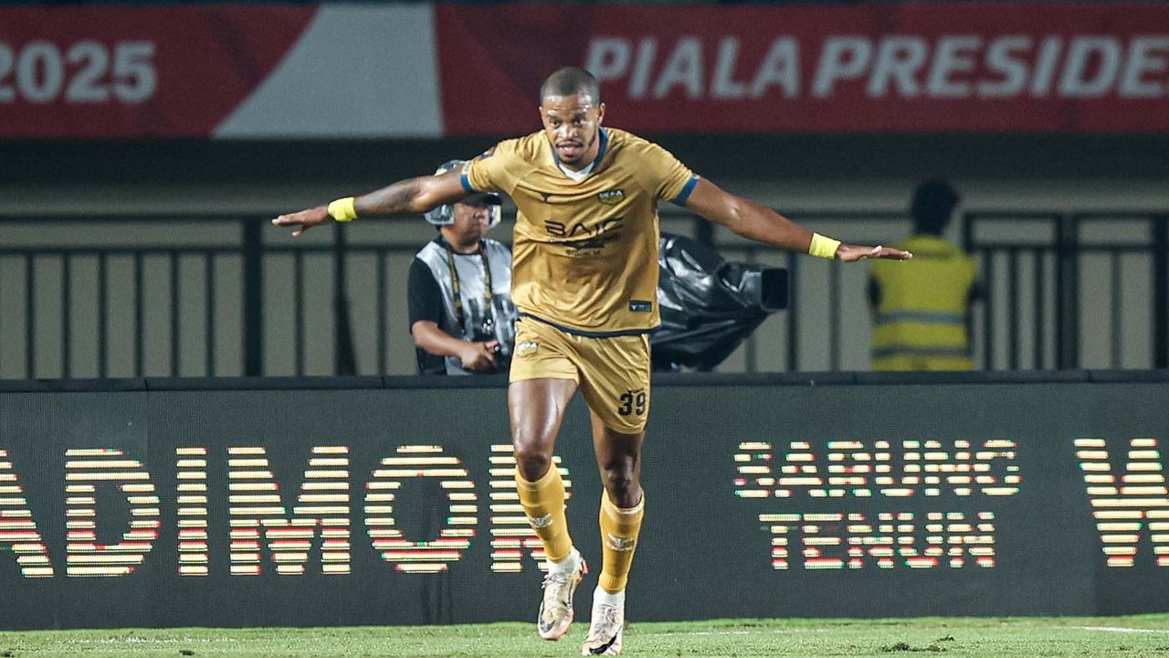 Pesepak bola Dewa United  Alex Martins usai menggolkan gawang Liga Indonesia All Star Amiruddin saat laga perebutan peringkat ketiga Piala Presiden 2025 di Stadion Si Jalak Harupat, Kabupaten Bandung, Jawa Barat, Sabtu (12/7/2025).