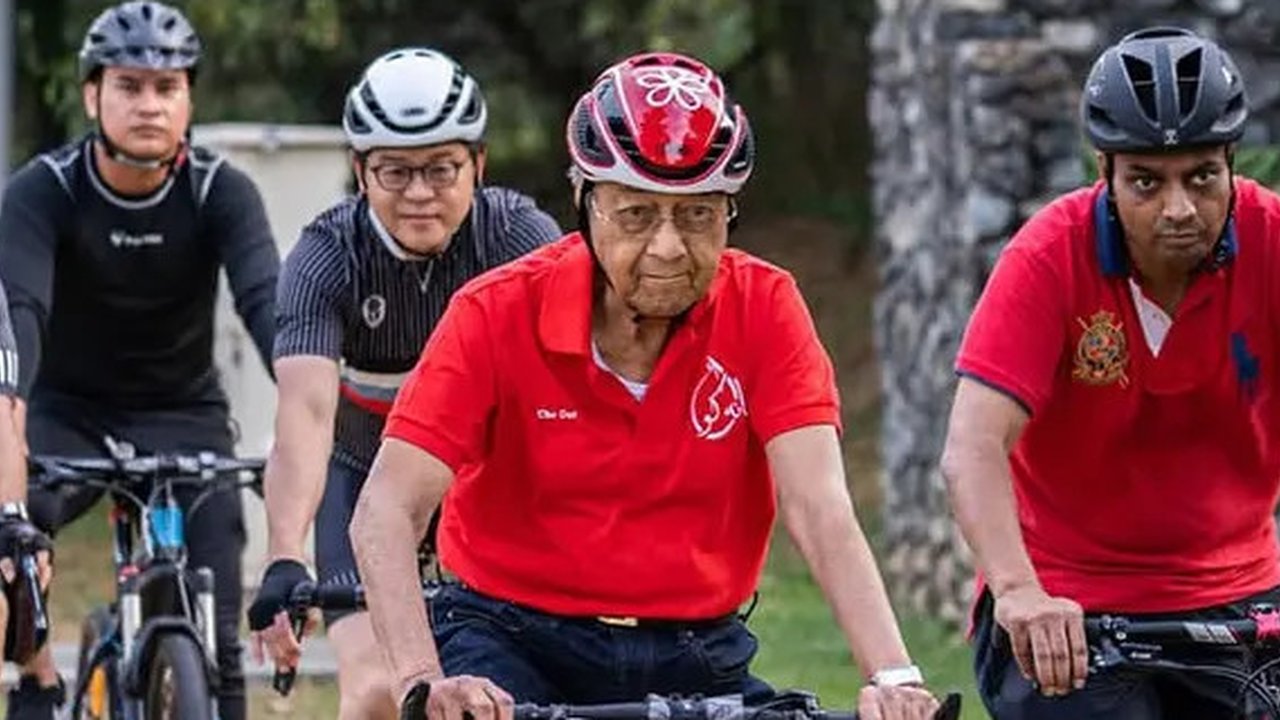 Usai Rayakan Ulang Tahun ke-100, Mantan PM Malaysia Mahathir Mohamad Dirawat di Rumah Sakit