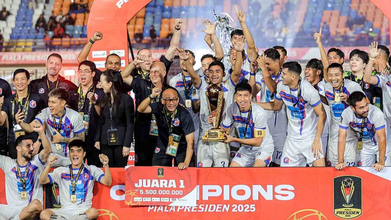 Pemain dan official tim Port FC merayakan gelar juara turnamen Piala Presiden 2025 di Stadion Si Jalak Harupat, Bandung, Jawa Barat, Minggu (13/07/2025).