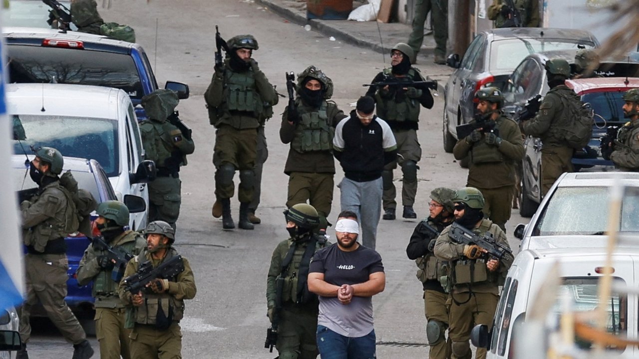 Ketegangan di kamp Al-Amari di Ramallah semakin meningkat ketika pasukan pendudukan Zionis (ZOF) melakukan serangan kekerasan saat fajar pada hari Senin (4/3/2023). Serangan itu yang mengakibatkan seorang remaja Palestina tewas secara tragis