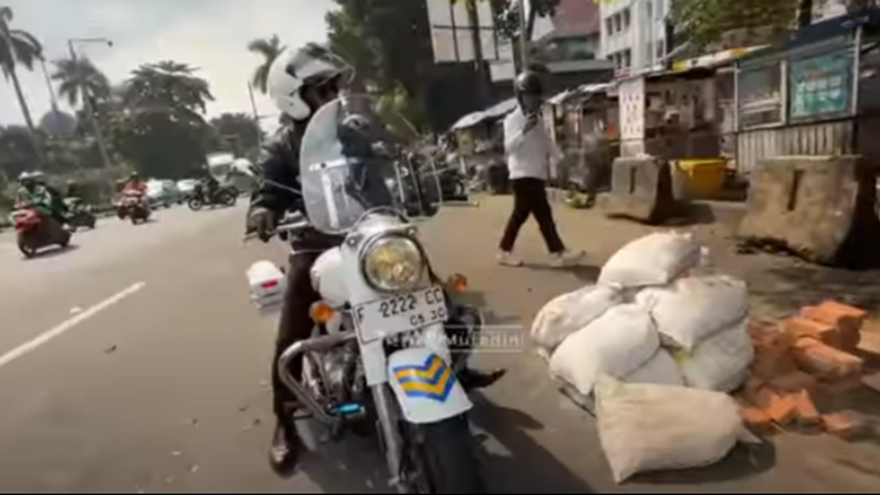 Parkir Sembarangan, Wakil Walikota Bogor Ngamuk Sambil Gembosi Ban Mobil 'Cepatan Panggil Orangnya Sekarang'