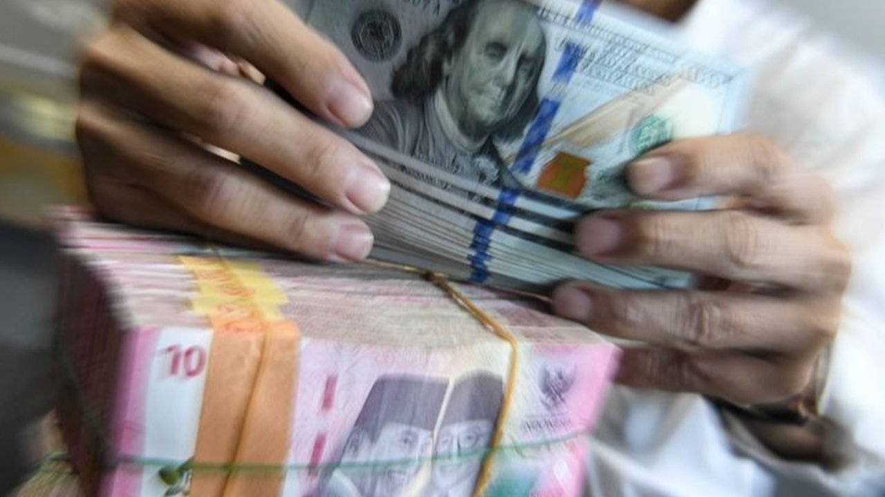 Nilai tukar rupiah menguat terhadap dolar AS pada pembukaan perdagangan pagi ini. Simak selengkapnya!