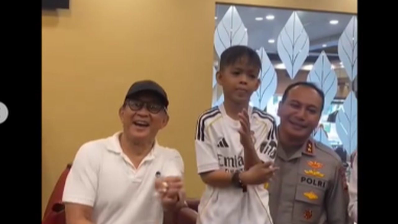 Enjoy Rocky Gerung Tari Pacu Jalur Bareng Dikha 'Aura Farming', Jenderal Polisi Ikut Happy