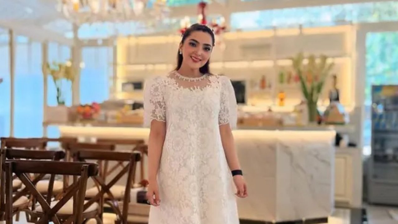 Gaya Elegan Ashanty Pakai Dress Brokat