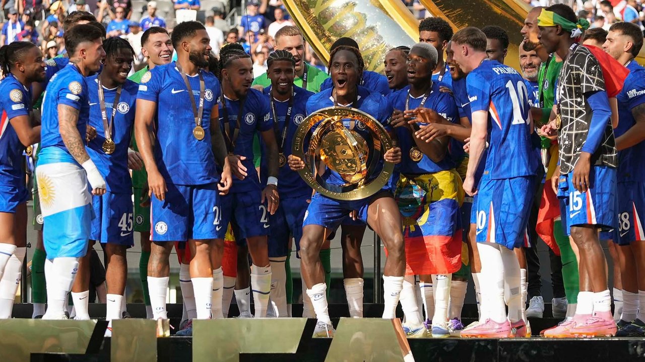 Para pemain Chelsea merayakan kemenangan atas Paris Saint-Germain dalam pertandingan final Piala Dunia Antarklub di East Rutherford, New Jersey, Minggu, (13/07/2025).