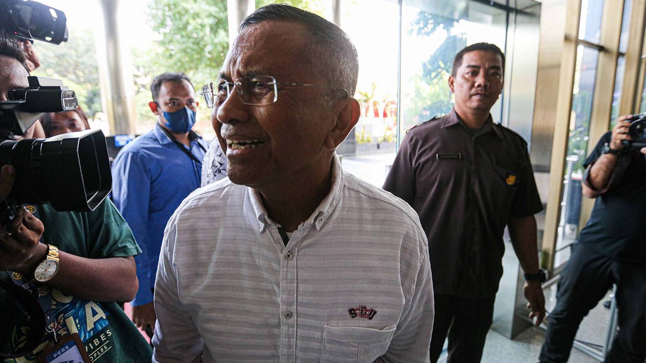 Mantan Menteri Badan Usaha Milik Negara (BUMN) Dahlan Iskan tiba untuk menjalani pemeriksaan di Gedung Merah Putih KPK, Jakarta, Kamis (14/9/2023). Dahlan Iskan diperiksa terkait kasus dugaan rasuah pengadaan gas alam cair atau liquefied natural gas (LNG) di PT Pertamina (Persero) pada 2011-2021.