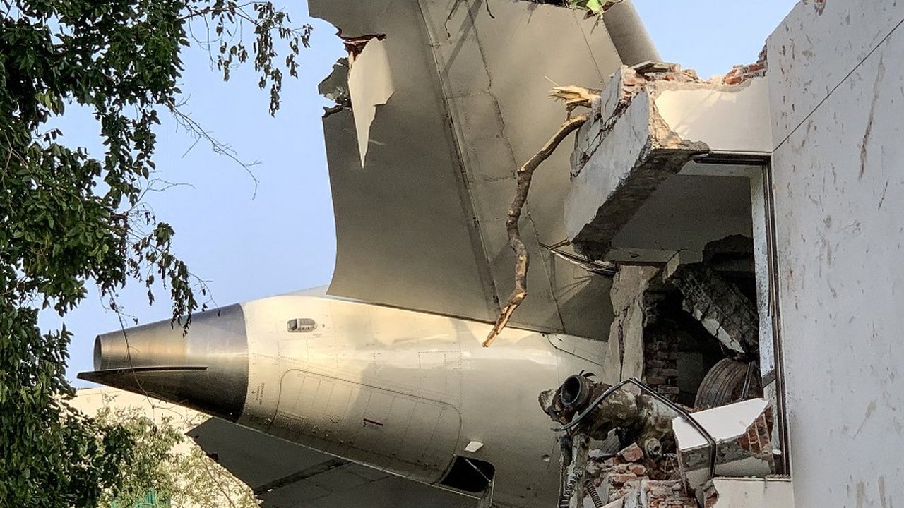 Petugas penyelamat bekerja di lokasi jatuhnya pesawat Air India penerbangan 171 di kawasan permukiman dekat bandara di Ahmedabad, Gujarat, India, Kamis (12/6/2025). Pesawat penumpang tujuan London yang membawa 242 orang itu jatuh tak lama setelah lepas landas dari Bandara Ahmedabad.