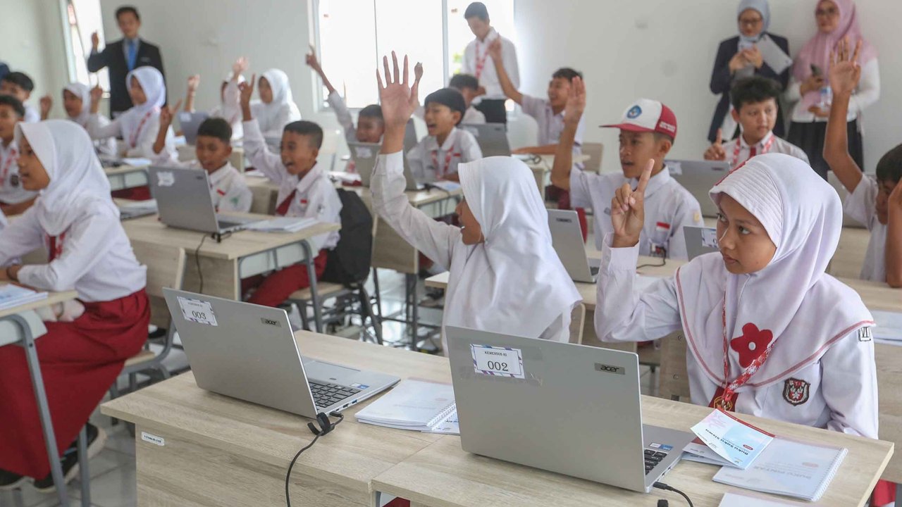 Sejumlah siswa didampingi orang tuanya bersiap memasuki Sekolah Rakyat di di Sekolah Rakyat Menengah Pertama 10 Kabupaten Bogor, di (STIS) Cibinong, Sentra Terpadu Inten Soewono,  Kabupaten Bogor, Jawa Barat, Senin (14/7/2025).  Tahun ajaran baru 2025 terdapat sebanyak 100 siswa yang terbagi dalam 4 rombongan belajar (rombel) akan mulai menuntut ilmu di SRMP 10 STIS Cibinong. Seluruhnya akan mengenyam pendidikan Sekolah Menengah Pertama (SMP).
