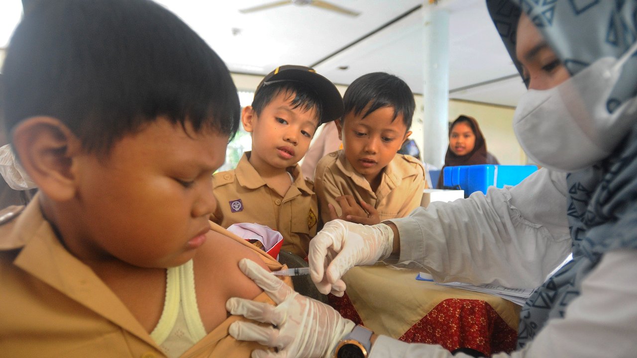 Petugas kesehatan menyuntikkan vaksin Difteri Tetanus (DT) kepada murid kelas 5 SD Islam Al Hidayah Cinere, Depok, Jawa Barat, Rabu (20/11/24). Kementerian Kesehatan menggelar Bulan Imunisasi Anak Sekolah (BIAS) ditujukan kepada siswa SD atau sederajat yang diselenggarakan pada Agustus serta November pada setiap tahunnya dengan tujuan memperpanjang antibodi atau kekebalan, terutama terhadap penyakit difteri, tetanus, campak, dan rubella.