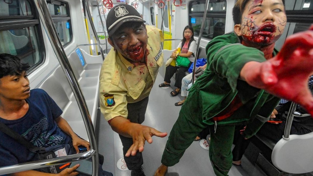 Pengunjung ketakutan saat kegiatan Train to Apocalypse di Stasiun Pegangsaan Dua LRT Jakarta, kamis (11/07/2024). Train to Apocalypse merupakan wahana kereta zombie  di mana traveler akan merasakan sensasi dikejar zombie seperti dalam film. Wahana Train to Apocalypse digelar tanggal 5 Juli sampai 18 Agustus 2024 dengan harga hari biasa 75 ribu dan hari Sabtu Minggu Rp 100 ribu.