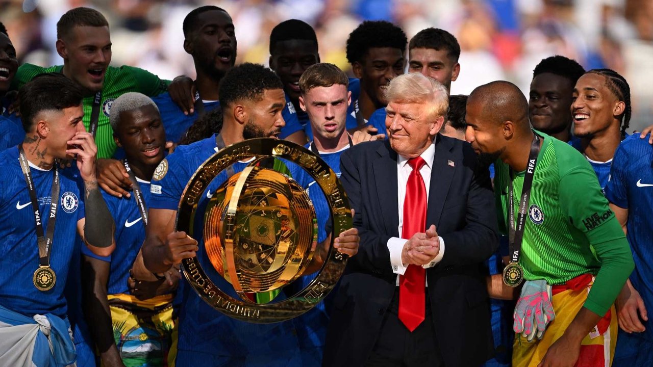 Presiden Amerika Serikat Donald Trump berada di antara pemain Chelsea yang merayakan gelar juara Piala Dunia Antarklub FIFA 2025 di MetLife Stadium, East Rutherford, New Jersey, Amerika Serikat, pada 13 Juli 2025.
