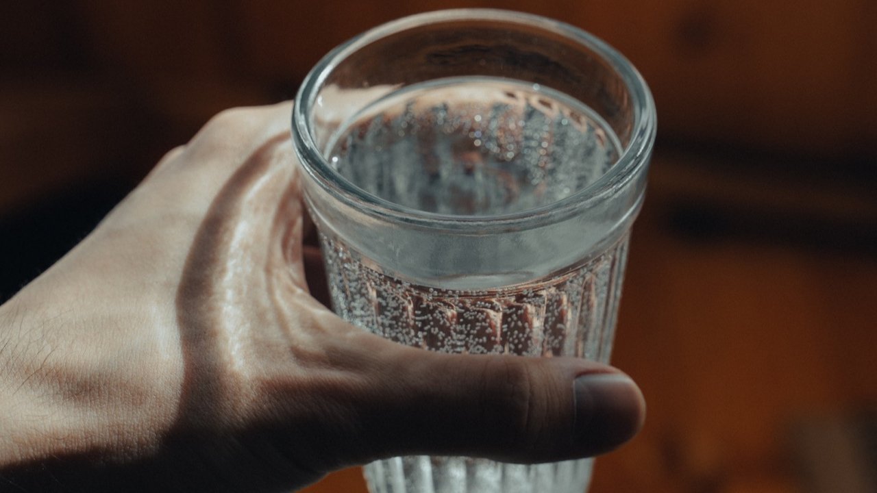Ilustrasi air putih dingin, air es. (Photo by Vova Krasilnikov/Pexels)