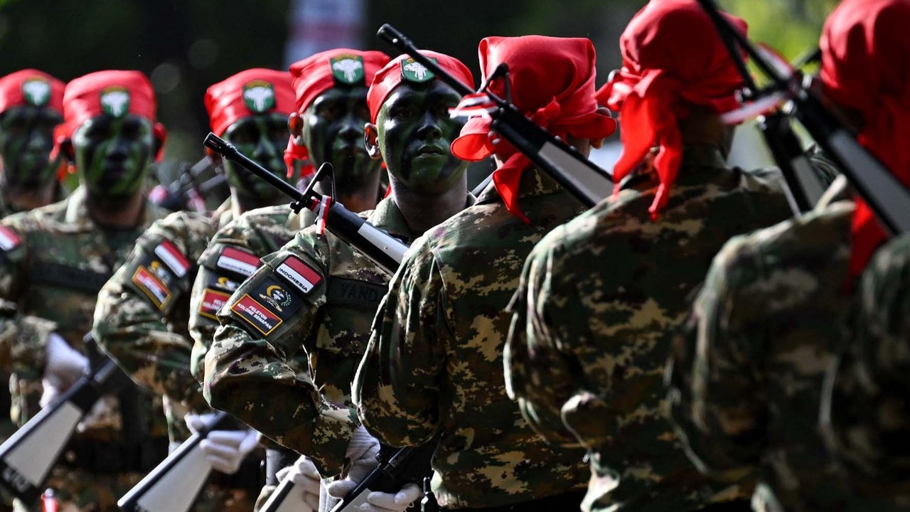 Para taruna Komponen Cadangan (Komcad) Tentara Nasional Indonesia (TNI) mengikuti upacara wisuda setelah tiga bulan menjalani latihan dasar militer di Banda Aceh, Sabtu (12/07/2025).